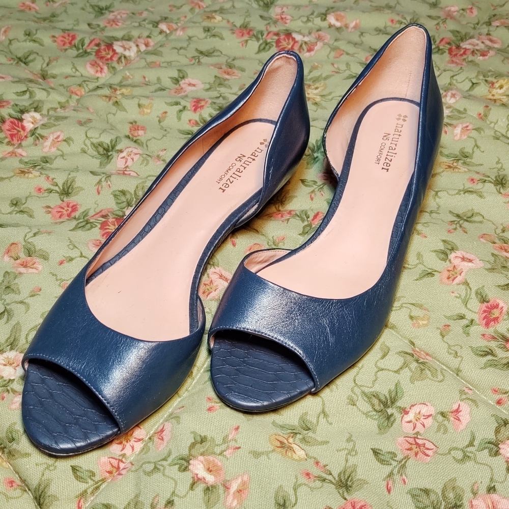 Leather peep toe kitten heel